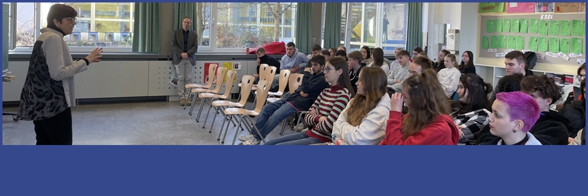 Mehr über den Artikel erfahren Politische Diskussion im Klassenzimmer  –  MdB Gräßle zu Besuch an der Hornbergschule Mutlangen