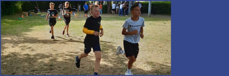 Schüler, Geschwister, Lehrer und Schulleitung laufen an der Hornbergschule für den guten Zweck